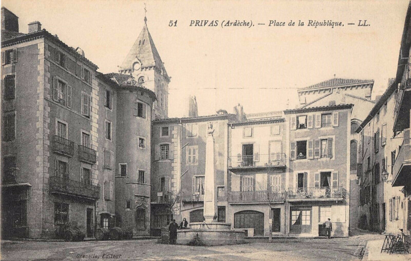 Carte postale ancienne Privas Place De La Republique à Privas
