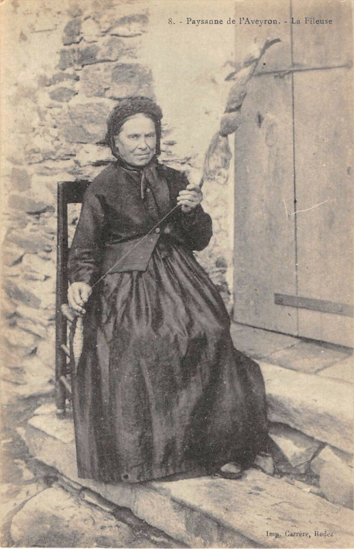 Carte postale ancienne Paysanne De L'Aveyron La Fileuse