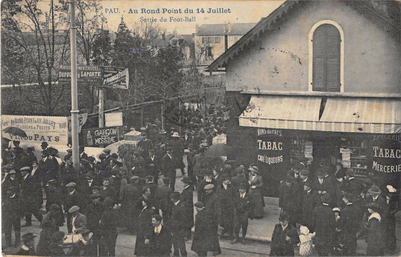 Carte postale ancienne Pau Au Rond Point Du 14 Juillet Sortie Du Foot Ball (cpa rare à Pau