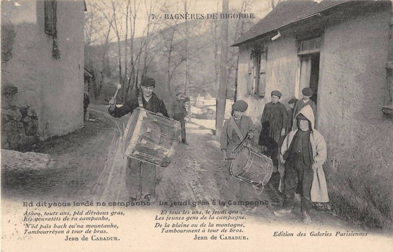 Carte postale ancienne Bagneres De Bigorre Le Jeudi Gras Les Jeunes Gens Tambourinent à Ens