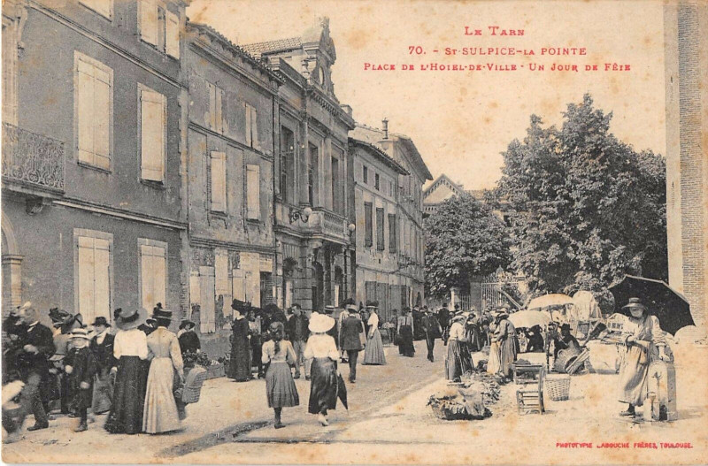 Carte postale ancienne Saint Sulpice La Pointe Place De L'Hotel De Ville Un Jour De Fete (rare à Saint-Sulpice-la-Pointe
