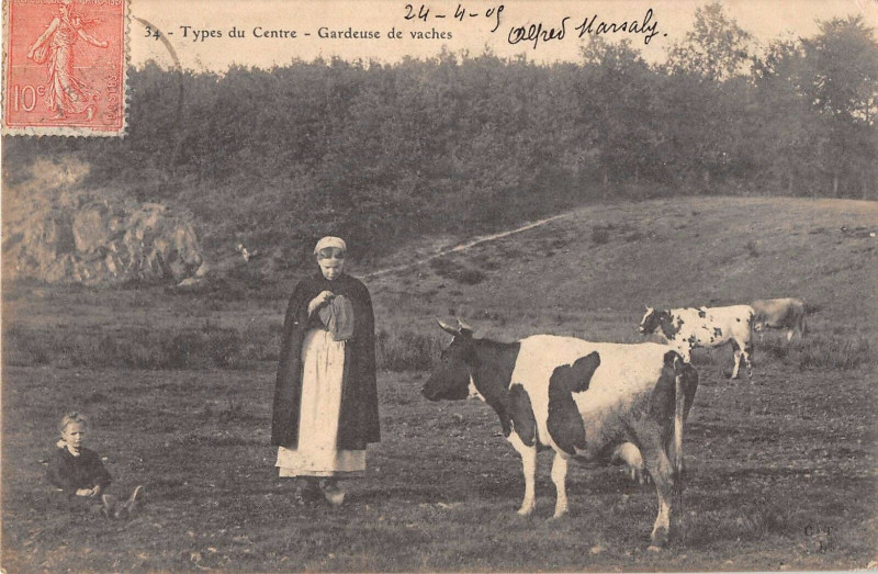 Carte postale ancienne Types Du Centre Gardeuse De Vaches