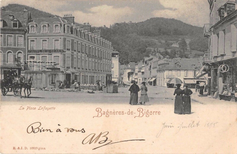 Carte postale ancienne Bagneres De Bigorre La Place Lafayette (dos non divisé)