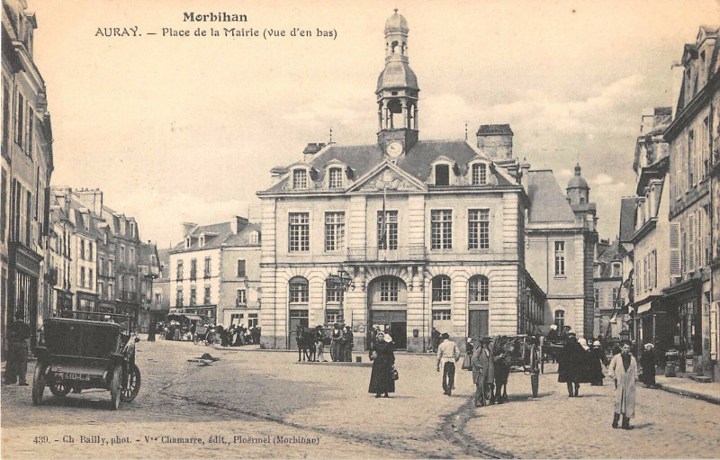 Carte postale ancienne Auray Place De La Mairie Vue D'En Bas à Auray