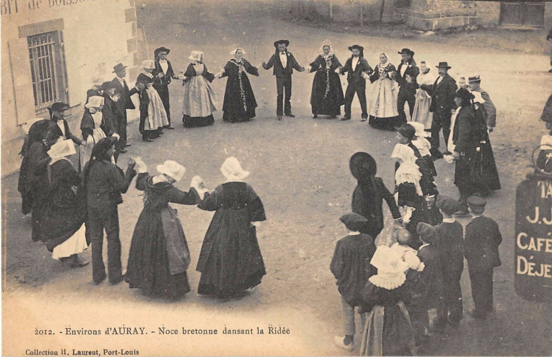 Carte postale ancienne Environs D'Auray Noce Bretonne Dansant La Ridee à Auray