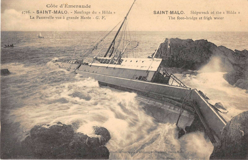 Carte postale ancienne Saint Malo Naufrage Du Hilda La Passerelle Vue A Grande Maree à Saint-Malo