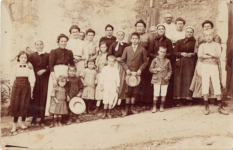 Carte postale ancienne Bourdic Carte Photo Groupe Du Village cliché N°1 (voir les 2 autres cpa à Bourdic