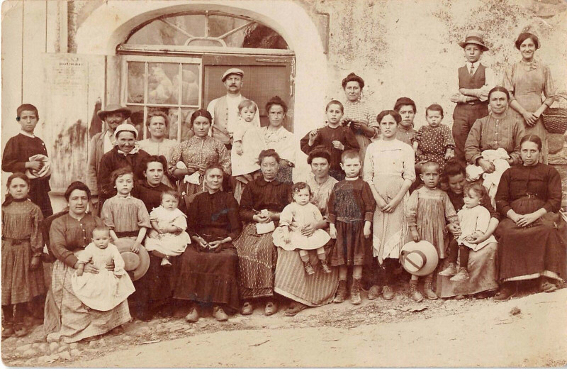 Carte postale ancienne Bourdic Carte Photo Groupe Du Village cliché N°2 (voir panneau coté droit à Bourdic