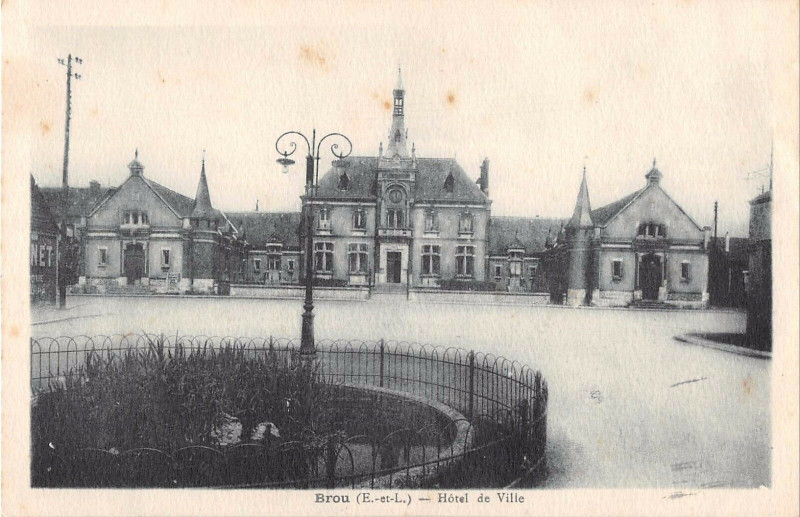 Carte postale ancienne Brou Hotel De Ville à Brou