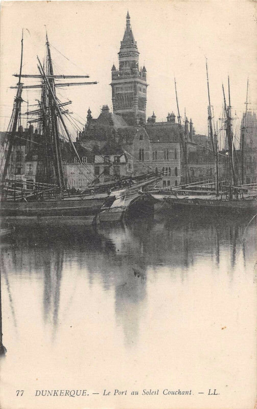 Carte postale ancienne Dunkerque Le Port Au Soleil Couchant à Dunkerque