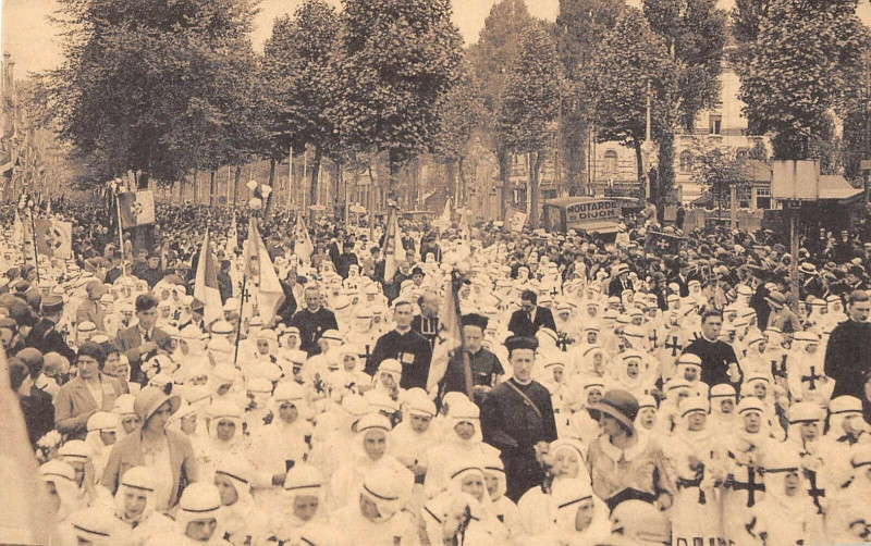 Carte postale ancienne Lille Cinquantenaire Du Congres Eucharistique Procession Des Enfants à Lille