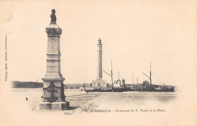 Carte postale ancienne Dunkerque Monument F.tixier Et Le Phare (dos non divisé) à Dunkerque