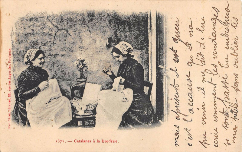 Carte postale ancienne Catalanes A La Broderie