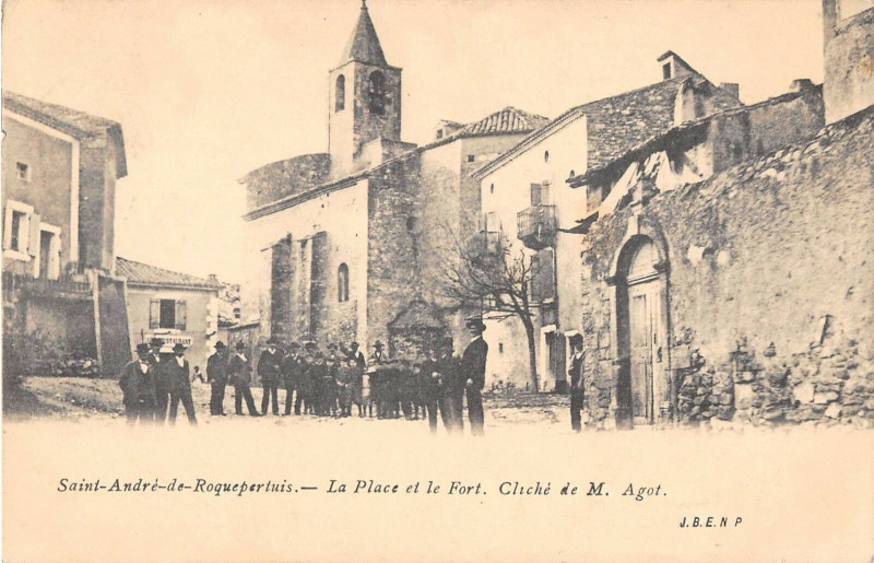 Carte postale ancienne Saint Andre De Roquepertuis La Place Et Le Fort