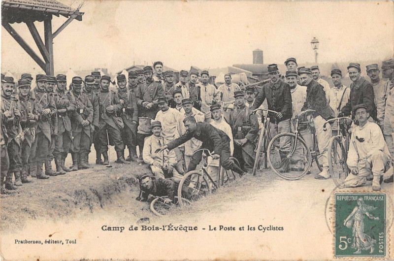 Carte postale ancienne Camp De Bois L'Eveque Le Poste Et Les Cyclistes