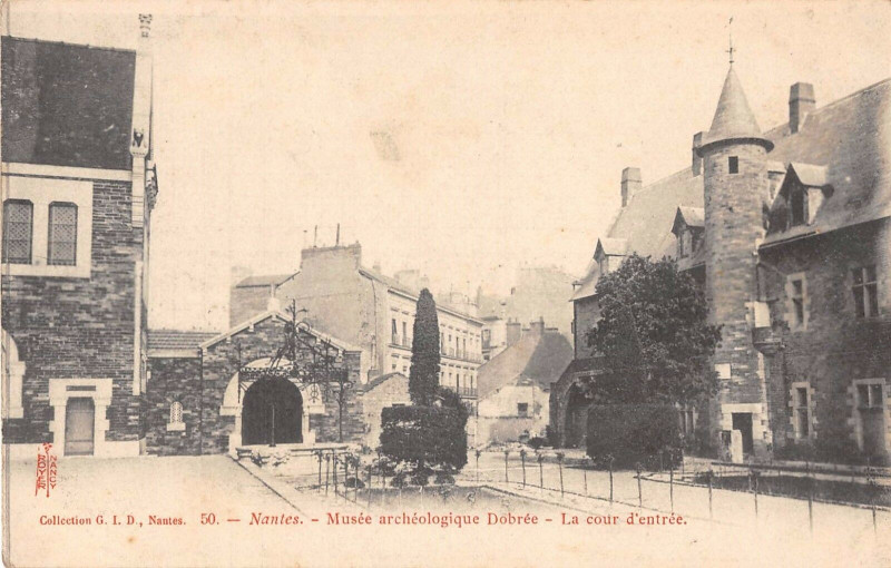 Carte postale ancienne Nantes Musee Archeologique Dobree Cour D'Entree (dos non divisé) à Nantes