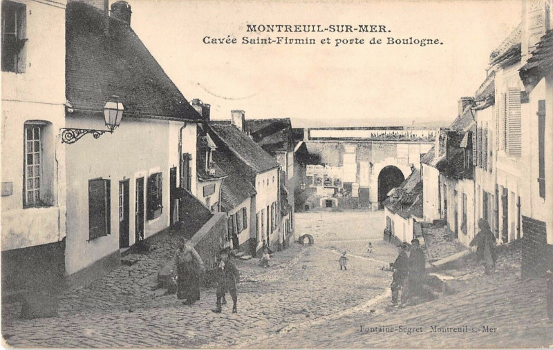 Carte postale ancienne Montreuil Sur Mer Cavee Saint Firmin Et Porte De Boulogne à Montreuil