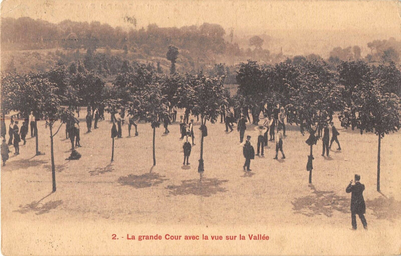 Carte postale ancienne Calimont Les Saint-Paul College Ecole La Grande Cour Avec Vue Sur Vallee