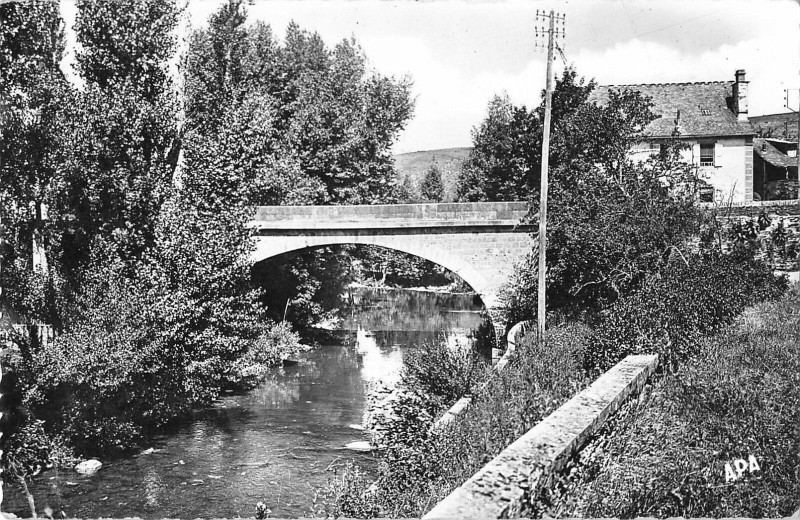 Carte postale ancienne Bagnols Les Bains Le Pont Sur Le Lot