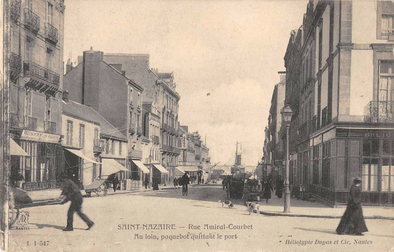Carte postale ancienne Saint Nazaire Rue Amiral Courbet Au Loin Paquebot à Saint-Nazaire