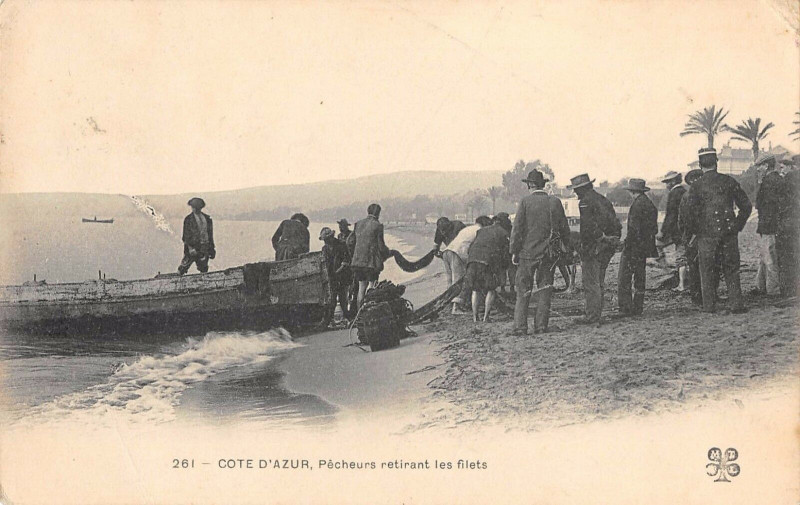 Carte postale ancienne Cote D'Azur Pecheurs Retirant Les Filets