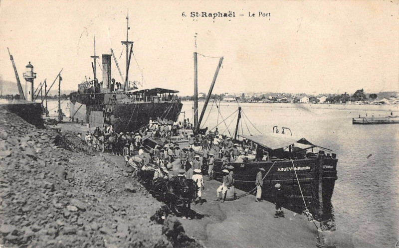 Carte postale ancienne Saint Raphael Le Port
