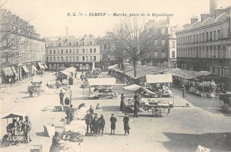 Carte postale ancienne Elbeuf Marche Place De La Republique à Elbeuf