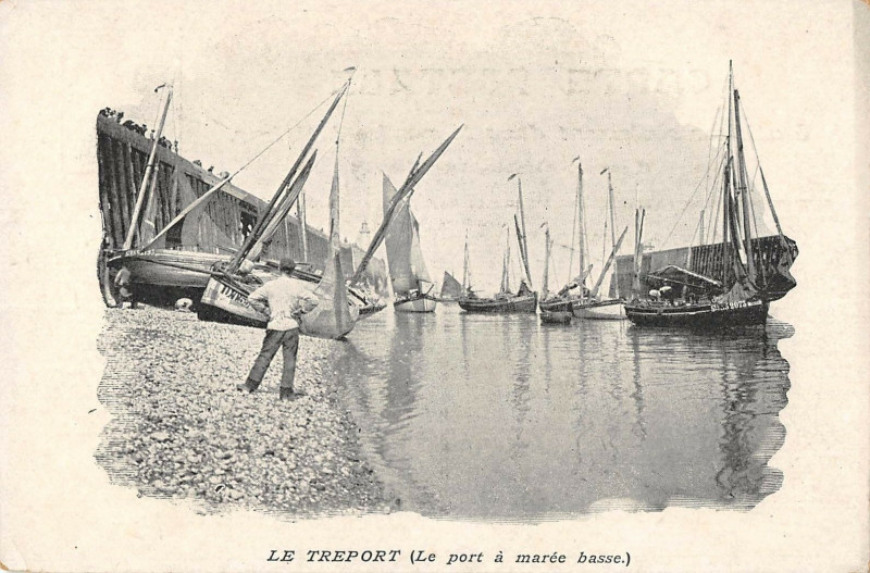 Carte postale ancienne Le Treport Le Port A Maree Basse