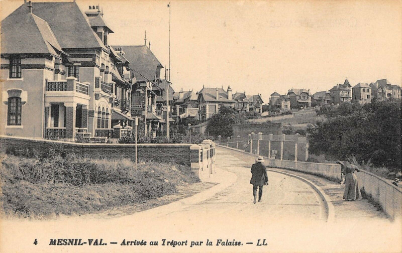 Carte postale ancienne Mesnil Val Arrivee Au Treport Par La Falaise