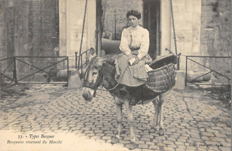 Carte postale ancienne Type Basque Basquaise Revenant Du Marche