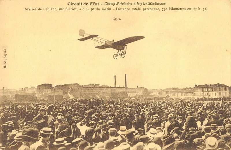 Carte postale ancienne Circuit De L'Est Champ D'Aviation D'Issy Arrivee De Leblanc Sur Bleriot