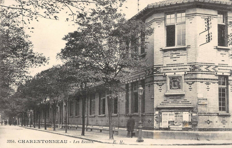 Carte postale ancienne Charentonneau Les Ecoles