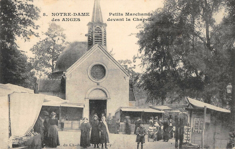 Carte postale ancienne Notre Dame Des Anges Petits Marchands Devant La Chapelle