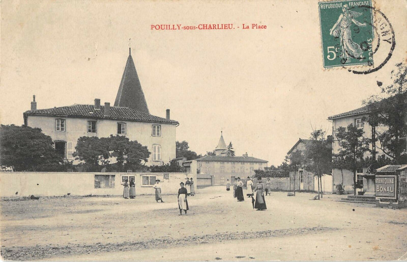 Carte postale ancienne Pouilly Sous Charlieu La Place à Charlieu