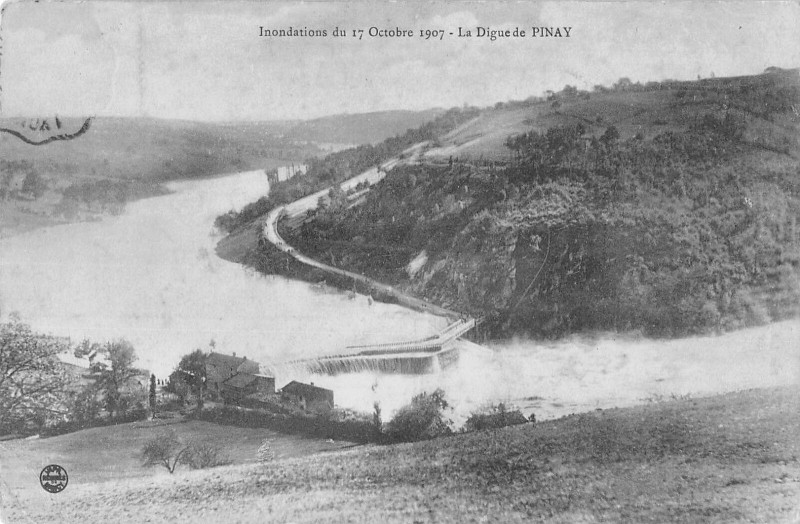 Carte postale ancienne Inondations Du 17 Oct 1907 La Digue De Pinay à Pinay