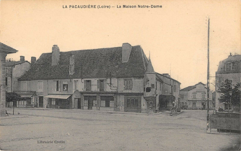 Carte postale ancienne La Pacaudiere La Maison Notre Dame