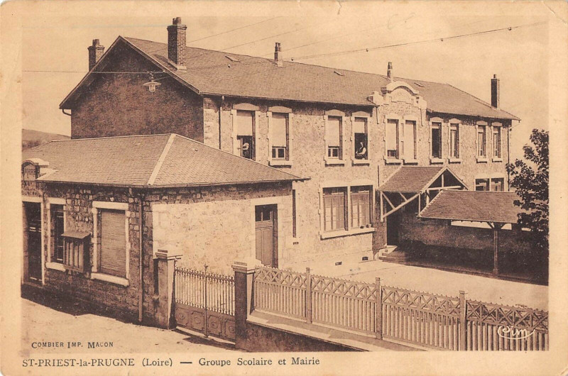 Carte postale ancienne Saint Priest La Prugne Groupe Scolaire Et Mairie à Saint-Priest-la-Prugne