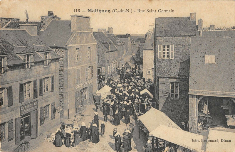 Carte postale ancienne Matignon Rue Saint Germain à Matignon