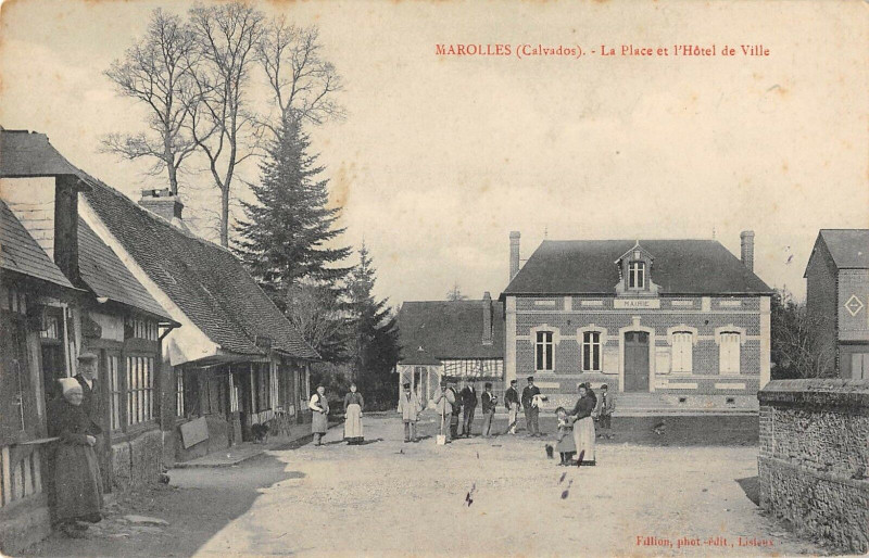 Carte postale ancienne Marolles La Place Et Hotel De Ville à Marolles