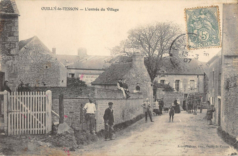 Carte postale ancienne Ouilly Le Tesson L'Entree Du Village à Esson