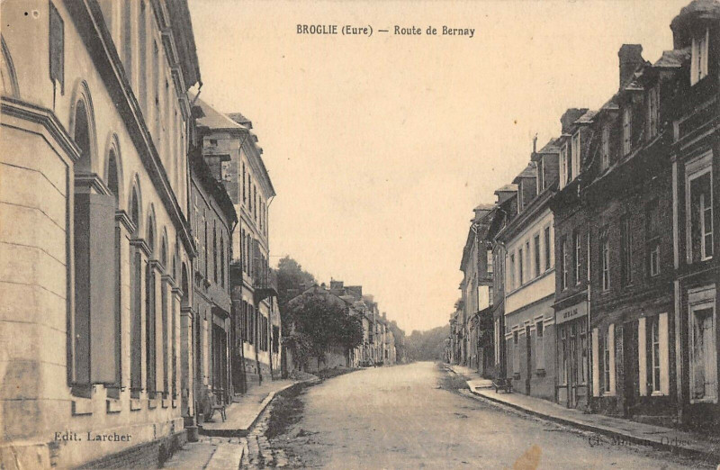 Carte postale ancienne Broglie Route De Bernay à Broglie
