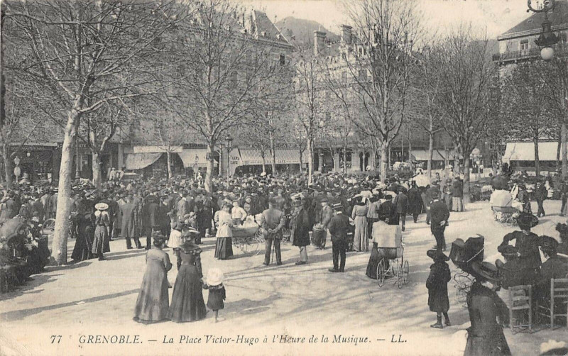 Carte postale ancienne Grenoble Place Victor Hugo A L'Heure De La Musique à Grenoble
