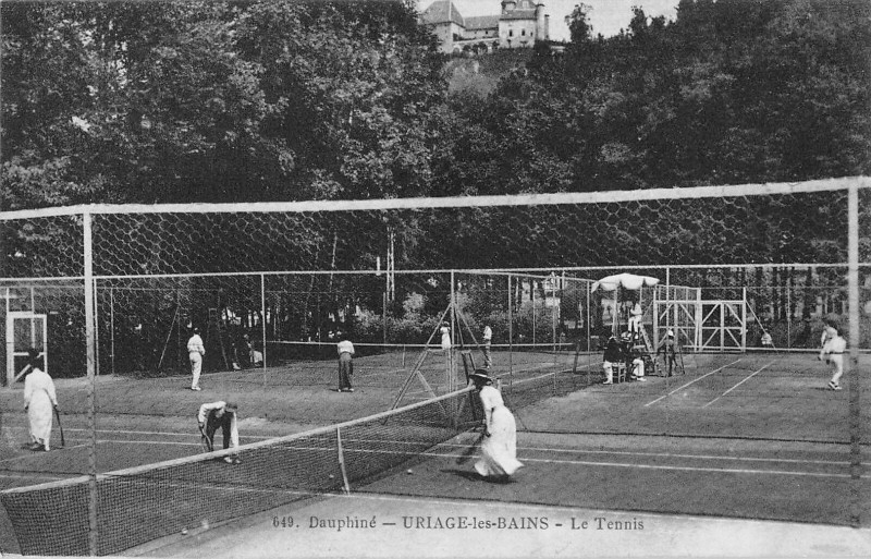 Carte postale ancienne Uriage Les Bains Le Tennis