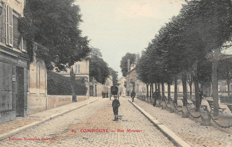 Carte postale ancienne Compiegne Rue Mounier à Compiègne