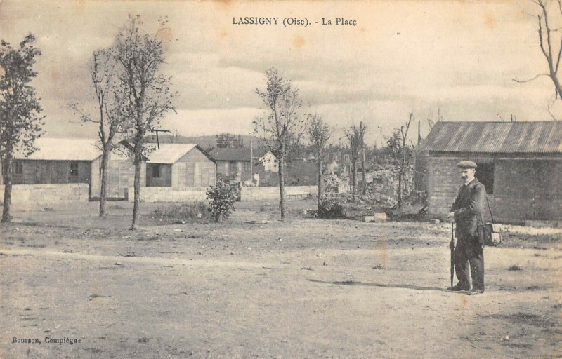 Carte postale ancienne Lassigny La Place à Lassigny