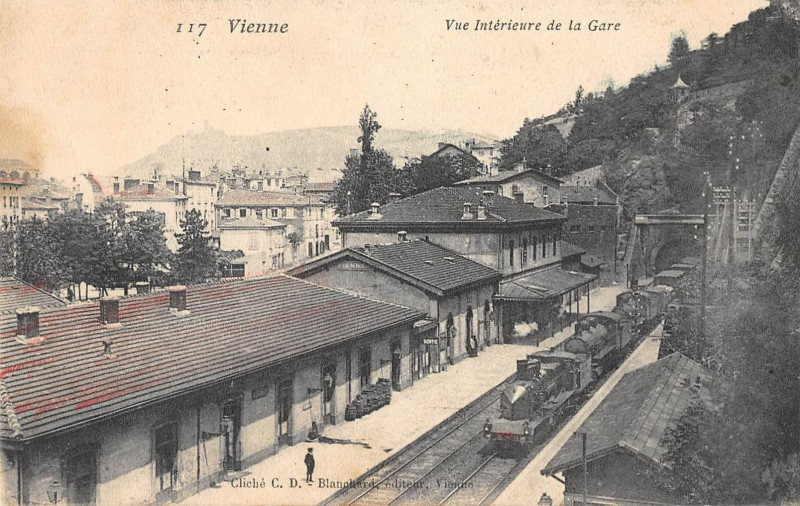 Carte postale ancienne Vienne Vue Interieure De La Gare (Train à Vienne