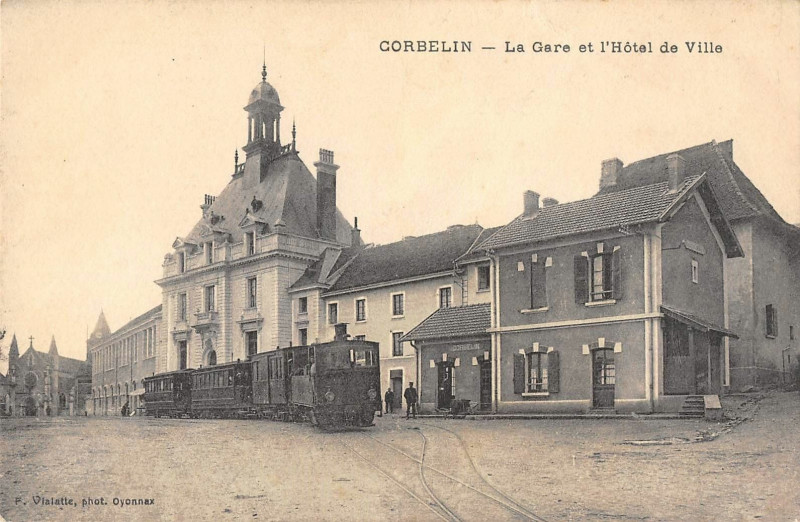 Carte postale ancienne Corbelin La Gare Et Hotel De Ville à Corbelin