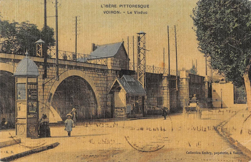 Carte postale ancienne Voiron Le Viaduc (cpa toilée émaillée pas courante à Voiron