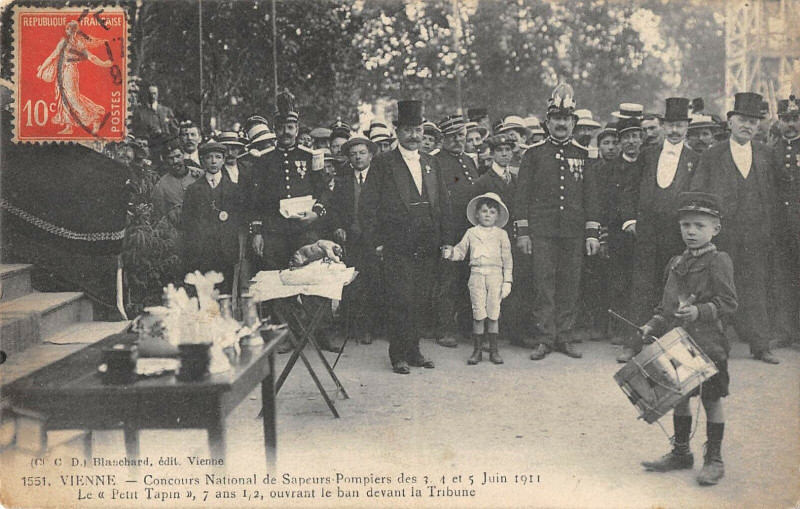 Carte postale ancienne Vienne Concours Des Sapeurs Pompiers Le Petit Tapin 7 ans et demi à Vienne
