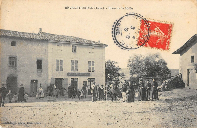 Carte postale ancienne Revel Tourdan Place De La Halle à Revel